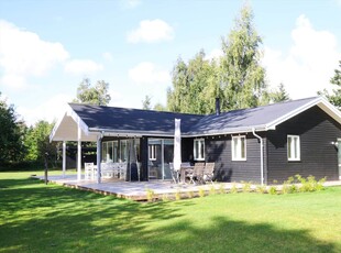 Dejligt sommerhus på skøn grund med gode terrassearealer