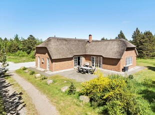 Flot, spændende og ny renoveret feriehus med dejlig Swimmingpool og sauna.