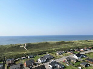 Ægte Sommerhusidyl og med få meter til Vesterhavet.