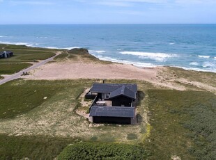 Højt beliggende sommerhus med flot udsigt til Vesterhavet!