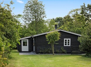 Hyggeligt sommerhus på stor ugeneret grund i Juelsminde