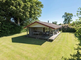 Hyggeligt træsommerhus med dejlig have, beliggende i det gamle feriehusområde i Rødvig.