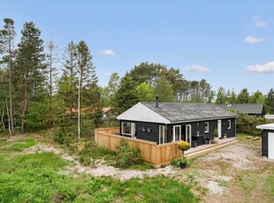 Lyst og velindrettet sommerhus 500 meter fra stranden