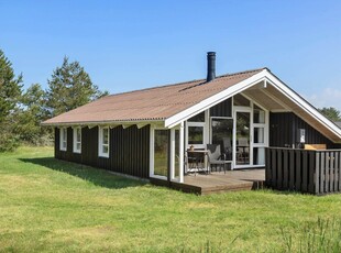 Lyst og venligt sommerhus med skøn terrasse og 800 meter til Tornby Strand