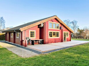 Lyst og venligt sommerhus tæt på havet og skøn natur