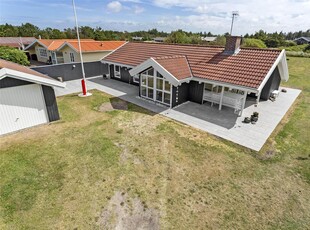 Meget velholdt og rummelig feriehus beliggende på en dejlig naturgrund.