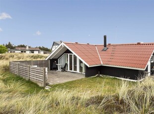 Lyst og smagfuldt indrettet ikkerygerhus med spa og flot terrasse