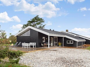 Rummeligt poolhus tæt på Vesterhavet og Oceanariet i Hirtshals