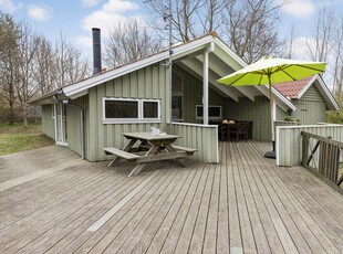 Sommerhus i træ, med stor terrasse og skøn pavillon med udekøkken