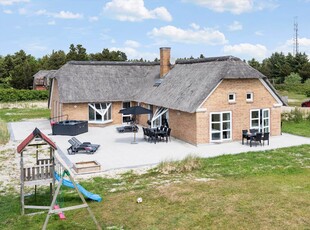 Stort, nyrenoveret sommerhus med poolafdeling og udendørs spa