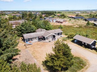 Stort og velindrettet pool sommerhus nær Klegod Strand