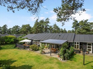 Stort og velindrettet sommerhus med dejlig, grøn grund