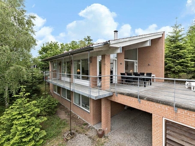 Arkitekttegnet sommerhus ved Vibæk Strand i roligt og børnevenligt område