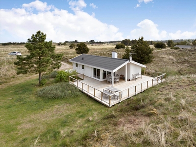 Dejligt sommerhus med stor terrasse i den populære ferieby Tversted