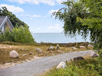 Hyggeligt sommerhus, kun 160 meter fra stranden