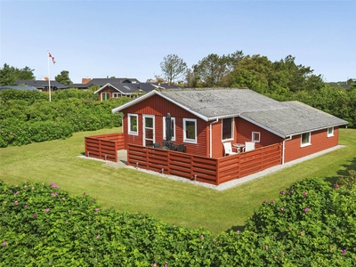 Pænt og velholdt sommerhus på stor havegrund i Lønstrup