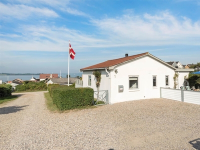 Renoveret sommerhus med en flot udsigt over Flensborg Fjord