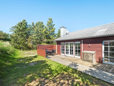 Velindrettet sommerhus i hjertet af Blåvand