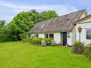 CHARMERENDE VILLA PÅ STOR, SOLRIG GRUND I NATURSKØNNE OMGIVELSER