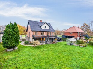 FAMILIEVENLIG VILLA MED STOR HAVE TÆT PÅ NATUR OG BY