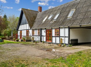 RUMMELIGT BINDINGSVÆRKSHUS PÅ STOR GRUND