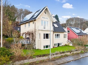 DEJLIG VILLA MED UDSIGT TIL SØ OG SKOVI SKØNNE LAVEN