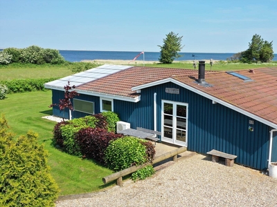 Charmerende sommerhus med udsigt til fjorden