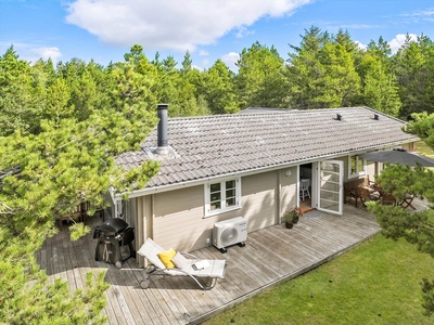 Klassisk træsommerhus på ugeneret naturgrund