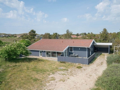 Sommerhus med brændeovn beliggende på en stor naturgrund.