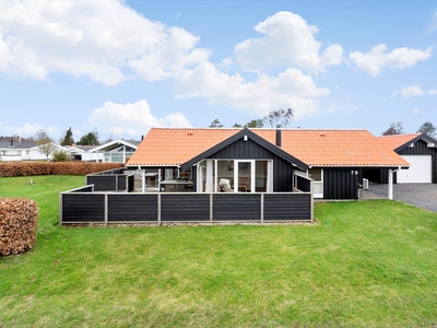 Velholdt og hyggeligt sommerhus med havkig ved Kysing Strand