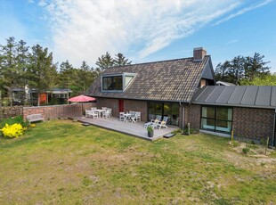 Arkitekttegnet sommerhus med perfekt beliggenhed