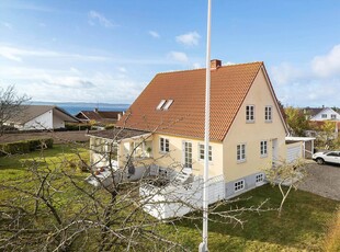 Dejlig ferielejlighed med udsigt til Ebeltoft Vig – 200 til badestrand med blåt flag og 1,5 km til Ebeltoft midtby – 6 personer