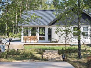 Flot indrettet sommerhus i godt område, tæt på havet.