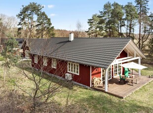 Skønt sommerhus, bygget i 2020, med fantastisk ugenert beliggenhed midt i naturen.