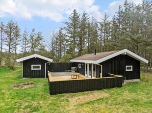 Skønt sommerhus på kæmpe skovgrund nær Vesterhavet