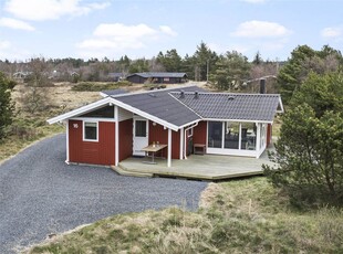 Velholdt sommerhus i klitlandskabet ved det populære Tversted