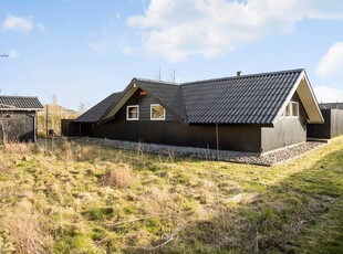 Autentisk sommerhus i Otterup med stor, solrig terrasse