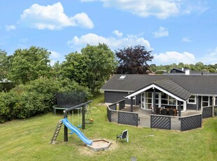 Børnevenligt og velholdt sommerhus 300 meter fra badestrand i Fjellerup til 10 personer og 2 husdyr