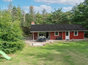 Feriehus beliggende på en stor og skøn naturgrund.