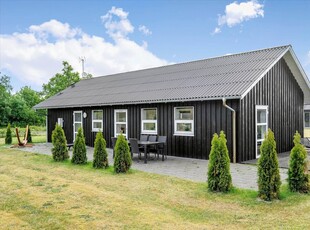 Flot, lyst og moderne sommerhus tæt på strand og natur