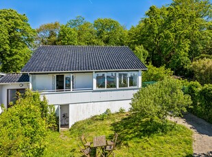 HALVT DOBBELTHUS MED UDSIGT OVER KALUNDBORG BY OG FJORD