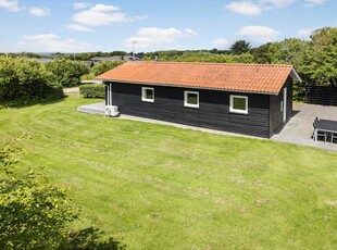 Hyggeligt sommerhus på stor, grøn grund i Kjærgaarden