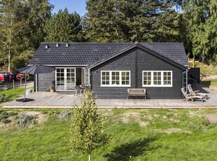 Nyt lyst og lækkert sommerhus med en fantastisk udsigt over landskabet.