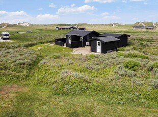 Pænt renoveret sommerhus 100 meter fra stranden