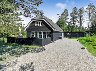 Stilfuldt sommerhus med stor terrasse og charme i Mosevrå