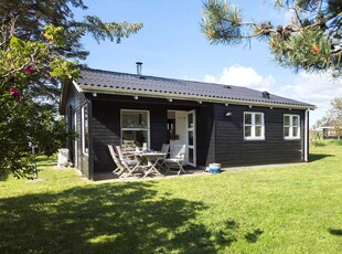 Lyst og charmerende sommerhus på lukket vej i Nørlev Strand