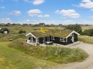 Sommerhus med attraktiv beliggenhed, stor terrasse og kort afstand til havet