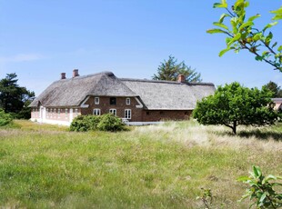 Unikt, historisk feriehus med moderne wellnessområde under åben himmel