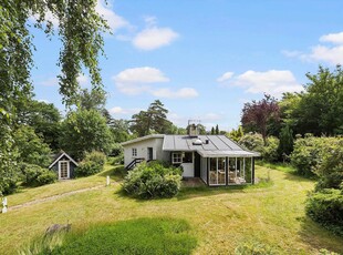 Velkommen til dette originale sommerhus, som tilbyder en perfekt kombination af ro, afslapning og en autentisk feriefølelse