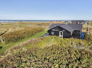 Charmerende sommerhus med flot havudsigt 200 meter fra kysten